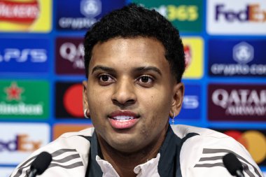 Real Madrid 'den Rodrygo, 10 Şubat 2025 tarihinde Etihad Stadyumu' nda Manchester City - Real Madrid UEFA Şampiyonlar Ligi Basın Konferansı sırasında basına konuştu.