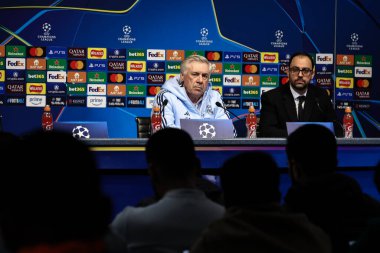 Real Madrid 'in teknik direktörü Carlo Ancelotti, 10 Şubat 2025 tarihinde Etihad Stadyumu' nda Manchester City ile Real Madrid arasındaki UEFA Şampiyonlar Ligi Basın Konferansı sırasında basına konuştu.