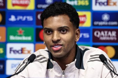 Real Madrid 'den Rodrygo, 10 Şubat 2025 tarihinde Etihad Stadyumu' nda Manchester City - Real Madrid UEFA Şampiyonlar Ligi Basın Konferansı sırasında basına konuştu.