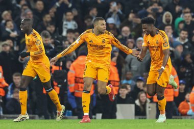 Real Madrid 'den Kylian Mbapp, 11 Şubat 2025 tarihinde Etihad Stadyumu' nda oynanan UEFA Şampiyonlar Ligi play-off Manchester City - Real Madrid maçında 1-1 kazanma hedefini kutluyor.