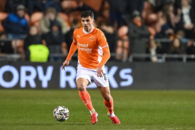 Blackpool 'dan Albie Morgan, 11 Şubat 2025' te Bloomfield Road, Blackpool 'da oynanan Blackpool-Rotherham United maçında topla bir çıkış yaptı.