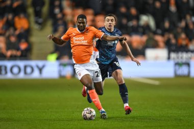 Blackpool 'dan Odeluga Offiah, 11 Şubat 2025' te Bloomfield Road, Blackpool 'da oynanan Blackpool-Rotherham United maçında topla bir çıkış yaptı.
