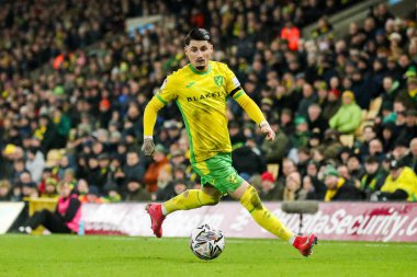 Norwich City 'den Borja Sainz, 11 Şubat 2025' te Norwich City ve Preston North End 'in oynadığı Carrow Road, İngiltere' de oynanan Sky Bet Şampiyonası maçında topu aldı.