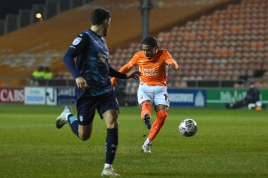 Blackpool takımından Sammy Slivera, 11 Şubat 2025 'te Bloomfield Road, Blackpool' da oynanan Blackpool-Rotherham United maçında kalede şut çekiyor.