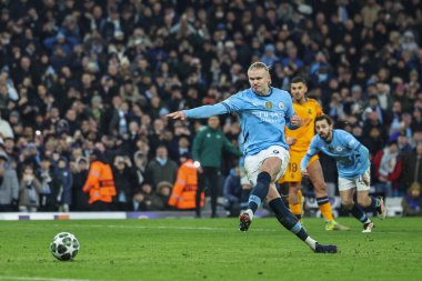 Manchester City 'den Erling Haaland, 11 Şubat 2025 tarihinde Etihad Stadyumu' nda oynanan UEFA Şampiyonlar Ligi play-off Manchester City - Real Madrid maçında 2-1 'lik galibiyetini kutluyor.