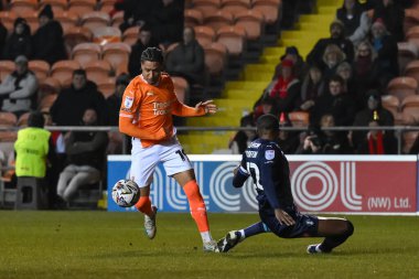 Blackpool 'dan Sammy Slivera, 11 Şubat 2025' te İngiltere 'nin Blackpool şehrinde oynanan Blackpool-Rotherham United maçında Rotherham United takımından Mallik Wilks' i geçti.