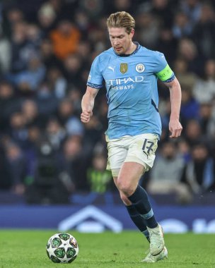 Manchester City 'den Kevin De Bruyne, 11 Şubat 2025' te Etihad Stadyumu 'nda oynanan UEFA Şampiyonlar Ligi play-off Manchester City-Real Madrid maçında topa vuruyor.