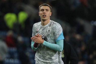 Burnley 'den Maxime Estve 12 Şubat 2025' te Burnley, Burnley, Hull City 'ye karşı Sky Bet Şampiyonası karşılaşması öncesinde ısınma turundan geliyor.