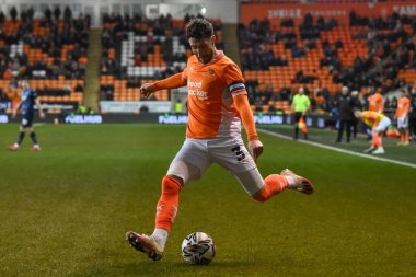 Blackpool 'dan James Husband, 11 Şubat 2025' te Bloomfield Road, Blackpool 'da oynanan Blackpool-Rotherham United maçında topu geçiyor.