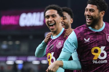 Burnley 'den Bashir Humphreys, 12 Şubat 2025 tarihinde Burnley, Burnley, İngiltere' deki Turf Moor 'da oynanan Gökyüzü İddia Şampiyonası maçında 1-0' lık galibiyeti kutluyor.