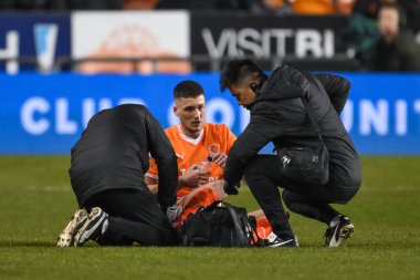 Blackpool 'dan Oliver Casey, 11 Şubat 2025' te Bloomfield Road, Blackpool 'da oynanan Blackpool-Rotherham United maçında sakatlığı nedeniyle tedavi görüyor.