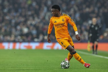 Real Madrid 'den Vincius Jnior, 11 Şubat 2025 tarihinde Etihad Stadyumu' nda oynanan UEFA Şampiyonlar Ligi play-off Manchester City - Real Madrid maçında topu aldı.