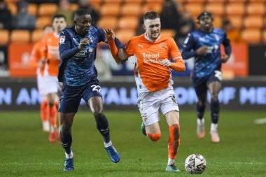 Blackpool 'dan Sonny Carey, 11 Şubat 2025' te Bloomfield Road, Blackpool, Birleşik Krallık 'ta oynanan Blackpool-Rotherham United maçında Rotherham United maçında Rotherham United' a karşı oynanan Rotherham United maçında Rotherham United 'ın baskısına rağmen topa vuruyor.