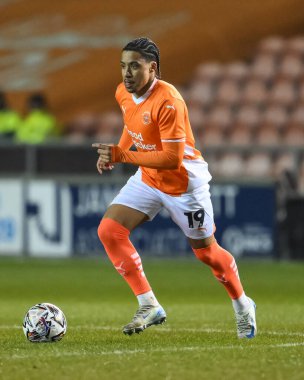 Blackpool takımından Sammy Slivera, 11 Şubat 2025 'te Bloomfield Road, Blackpool' da oynanan Blackpool-Rotherham United maçında topa vuruyor.