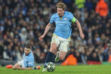 Manchester City 'den Kevin De Bruyne, 11 Şubat 2025' te Etihad Stadyumu 'nda oynanan UEFA Şampiyonlar Ligi play-off Manchester City-Real Madrid maçında topa vuruyor.
