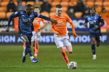 Blackpool 'dan Sonny Carey, 11 Şubat 2025' te Bloomfield Road, Blackpool, Birleşik Krallık 'ta oynanan Blackpool-Rotherham United maçında Rotherham United maçında Rotherham United' a karşı oynanan Rotherham United maçında Rotherham United 'ın baskısına rağmen topa vuruyor.