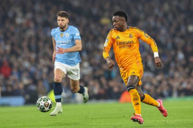 Real Madrid 'den Vincius Jnior, 11 Şubat 2025 tarihinde Etihad Stadyumu' nda oynanan UEFA Şampiyonlar Ligi play-off Manchester City - Real Madrid maçında topu aldı.