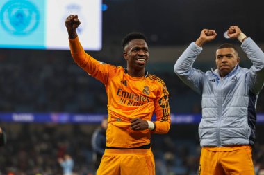Real Madrid 'den Vincius Jnior, 11 Şubat 2025 tarihinde Etihad Stadyumu' nda oynanan UEFA Şampiyonlar Ligi play-off Manchester City-Real Madrid maçında zaferi kutluyor.
