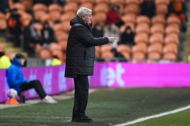 Blackpool 'un baş antrenörü Steve Bruce takımına 11 Şubat 2025' te Bloomfield Road, Blackpool 'da oynanan Blackpool-Rotherham United maçında talimat verdi.