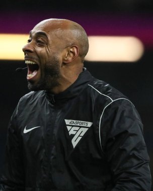 Maç hakemi Sam Allison, 12 Şubat 2025 'te Burnley ile Hull City arasında oynanan Turf Moor, Burnley, İngiltere' deki Sky Bet Şampiyonası öncesinde gülüyor.