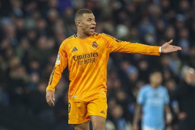 Real Madrid 'den Kylian Mbapp takımına UEFA Şampiyonlar Ligi Knockout Round Play-off Manchester City - Real Madrid maçı sırasında Etihad Stadyumu, Manchester, İngiltere, 11 Şubat 2025' te talimat verdi.