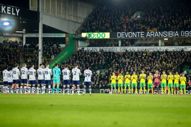 Oyuncular, maç yetkilileri ve taraftarları 11 Şubat 2025 'te İngiltere' nin Carrow Road kentinde oynanan Norwich City-Preston North End maçında Devonte Aransibia 'yı alkışlıyor.