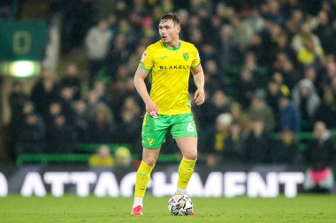 Norwich City 'den Callum Doyle 11 Şubat 2025' te İngiltere 'nin Carrow Road şehrinde Norwich City ve Preston North End maçında topla koşuyor.