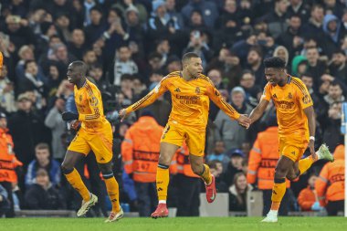 Real Madrid 'den Kylian Mbapp, 11 Şubat 2025 tarihinde Etihad Stadyumu' nda oynanan UEFA Şampiyonlar Ligi play-off Manchester City - Real Madrid maçında 1-1 kazanma hedefini kutluyor.