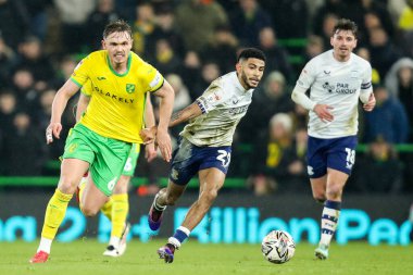 Norwich City 'den Callum Doyle, 11 Şubat 2025' te İngiltere 'nin Carrow Road şehrinde oynanan Norwich City-Preston North End maçında Preston North End maçında Preston North End' den Kaine Kesler-Hayden ile top mücadelesi veriyor.