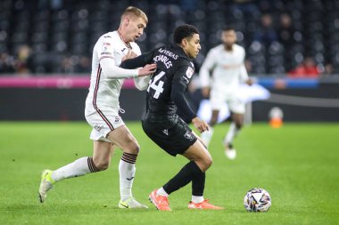 Sheffield 'li Shea Charles Çarşamba günü Swansea City' li Jay Fulton 'ın baskısı altında Sky Bet Şampiyonası maçında Swansea City Sheffield' e karşı Çarşamba günü Swansea.com Stadyumu, Swansea, İngiltere, 12 Şubat 2025