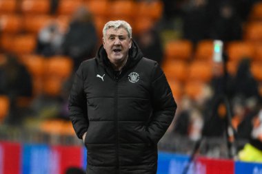 Blackpool 'un baş antrenörü Steve Bruce takımına 11 Şubat 2025' te Bloomfield Road, Blackpool 'da oynanan Blackpool-Rotherham United maçında talimat verdi.