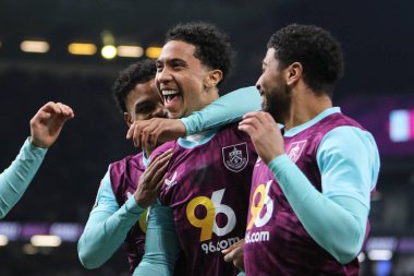 Burnley 'den Bashir Humphreys, 12 Şubat 2025 tarihinde Burnley, Burnley, İngiltere' deki Turf Moor 'da oynanan Gökyüzü İddia Şampiyonası maçında 1-0' lık galibiyeti kutluyor.