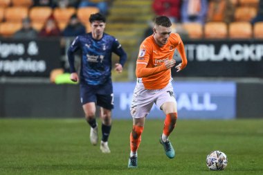 Blackpool 'dan Sonny Carey, 11 Şubat 2025' te Bloomfield Road, Blackpool 'da oynanan Blackpool-Rotherham United maçında topa vuruyor.