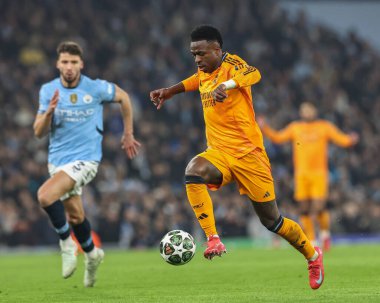 Real Madrid 'den Vincius Jnior, 11 Şubat 2025 tarihinde Etihad Stadyumu' nda oynanan UEFA Şampiyonlar Ligi play-off Manchester City - Real Madrid maçında topu aldı.