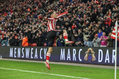 Sunderland 'dan Enzo Le Fe, 12 Şubat 2025' te İngiltere 'nin Sunderland kentinde oynanan Sunderland-Luton Town maçında 1-0' lık galibiyet golünü kutluyor.