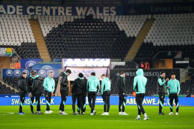 Sheffield Wednesday oyuncuları, Swansea.com Stadyumu, Swansea.com, İngiltere 'de 12 Şubat 2025' te oynanan Swansea City - Sheffield maçının öncesinde sahada inceleme yapıyor.