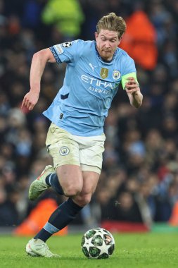 Manchester City 'den Kevin De Bruyne, 11 Şubat 2025' te Etihad Stadyumu 'nda oynanan UEFA Şampiyonlar Ligi play-off Manchester City-Real Madrid maçında topa vuruyor.