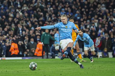 Manchester City 'den Erling Haaland, 11 Şubat 2025 tarihinde Etihad Stadyumu' nda oynanan Manchester City - Real Madrid maçında UEFA Şampiyonlar Ligi Knockout Play-off 'unda 2-1 öne geçmek için penaltı aldı.