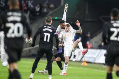 Swansea City 'den Hannes Delcroix, Swansea City' den Josh Tymon ile 12 Şubat 2025 'te Swansea.com Stadyumu' nda oynanan Swansea City-Sheffield maçında çarpıştı.
