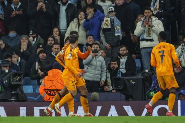 Real Madrid 'den Jude Bellingham, 11 Şubat 2025' te Etihad Stadyumu 'nda oynanan UEFA Şampiyonlar Ligi play-off Manchester City-Real Madrid maçında 2-3' lük galibiyetini kutluyor.