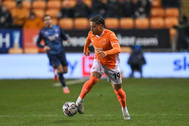 Blackpool takımından Sammy Slivera, 11 Şubat 2025 'te Bloomfield Road, Blackpool' da oynanan Blackpool-Rotherham United maçında topa vuruyor.
