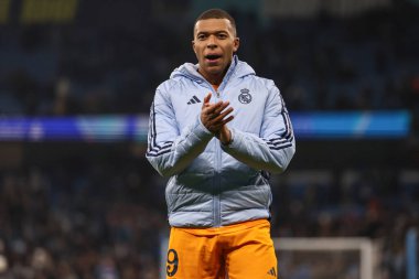 Real Madrid 'den Kylian Mbapp, 11 Şubat 2025 tarihinde Etihad Stadyumu' nda oynanan UEFA Şampiyonlar Ligi Play-off Manchester City - Real Madrid maçında taraftarları alkışlıyor.