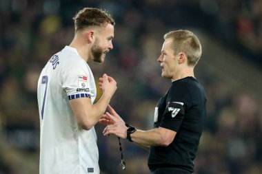 Preston North End 'den Will Keane 11 Şubat 2025' te İngiltere, Carrow Road 'da Norwich City ve Preston North End arasındaki Sky Bet Şampiyonası maçında hakem Gavin Ward ile konuştu.