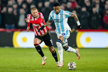 Middlesbrough 'dan Delano Burgzorg, Sheffield United' ın 12 Şubat 2025 'te Bramall Lane, Sheffield, Birleşik Krallık' ta oynanan Sky Bet Şampiyonası karşılaşmasında Sheffield United 'dan Harry Clarke' ın baskısı altında.