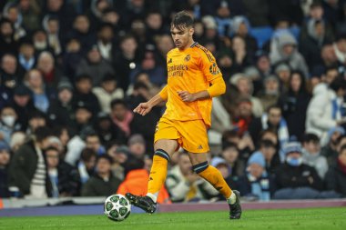Real Madrid 'den Ral Asencio topu UEFA Şampiyonlar Ligi Knockout Round Play-off Manchester City - Real Madrid maçında geçiyor. Etihad Stadyumu, Manchester, İngiltere, 11 Şubat 2025