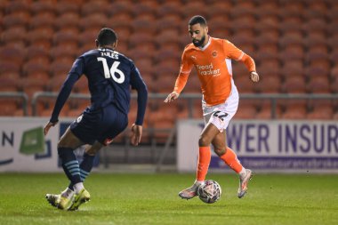 Blackpool 'dan CJ Hamilton Rotherham United takımından Zak Jules ile 11 Şubat 2025' te Bloomfield Road, Blackpool 'da oynanan Blackpool-Rotherham United maçında karşılaştı.