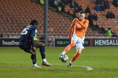 Blackpool 'dan Sonny Carey, 11 Şubat 2025' te Bloomfield Road, Blackpool 'da oynanan Blackpool-Rotherham United maçında topu kontrol ediyor.