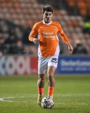 Blackpool 'dan Rob Apter, 11 Şubat 2025' te Bloomfield Road, Blackpool 'da oynanan Blackpool-Rotherham United maçında topa vuruyor.