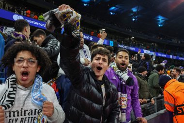 Real Madrid taraftarları, 11 Şubat 2025 'te Etihad Stadyumu, Manchester' da oynanan Manchester City - Real Madrid maçında kazandığı galibiyeti kutluyorlar.