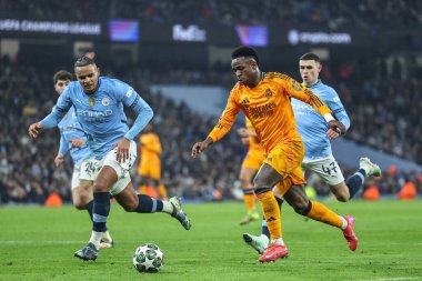 Real Madrid 'den Vincius Jnior, 11 Şubat 2025 tarihinde Etihad Stadyumu' nda oynanan UEFA Şampiyonlar Ligi play-off Manchester City - Real Madrid maçında topu aldı.